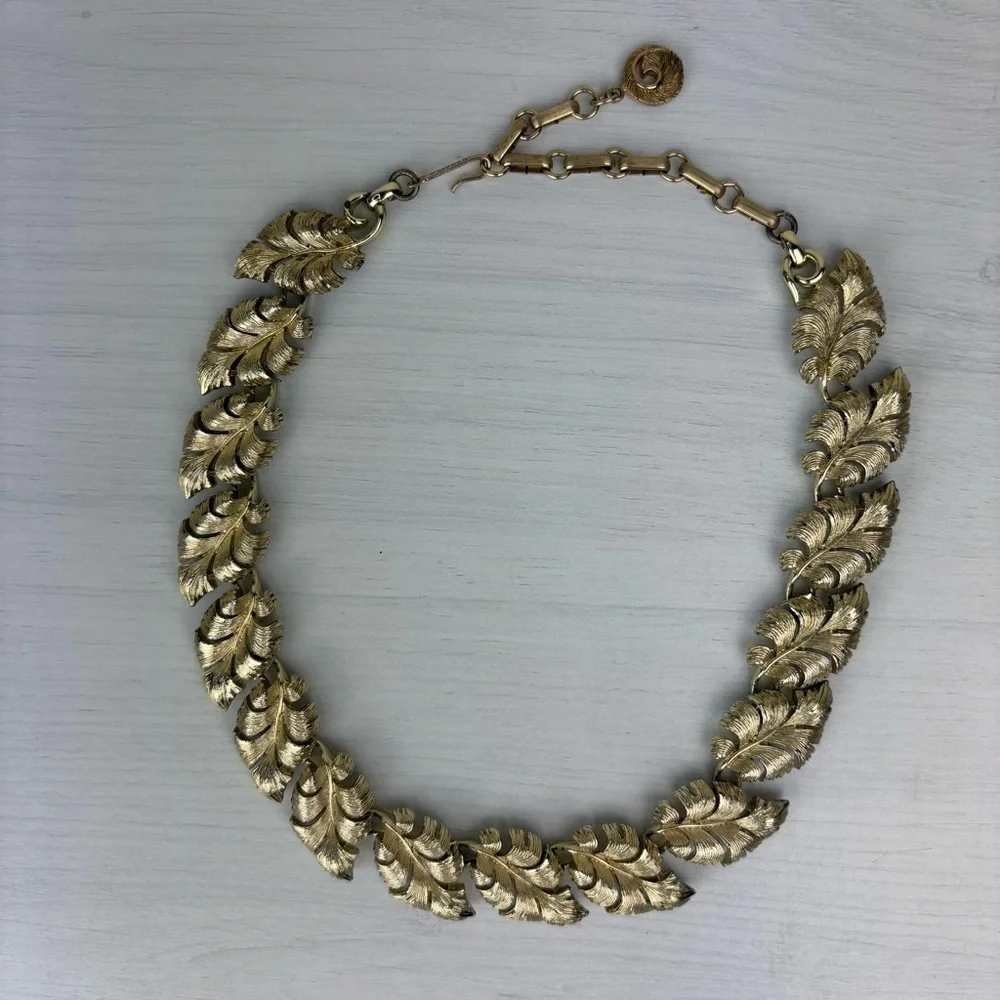 Vintage Lisner Choker Necklace Gold Tone Leaf Links Retro Necklace Classic Style